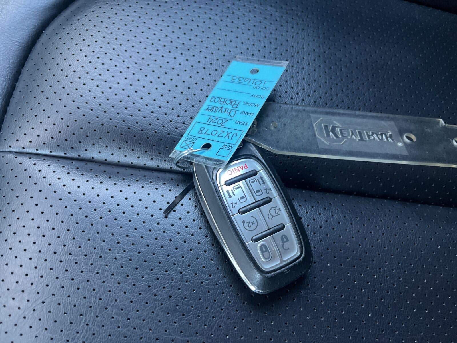 Used 2024 Chrysler Pacifica Touring-L FWD image 13