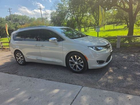 Used 2017 Chrysler Pacifica Limited FWD image 3