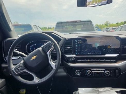 Used 2023 Chevrolet Silverado 1500 LT AWD/4WD image 4