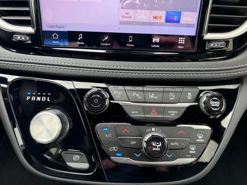 New 2025 Chrysler Pacifica Select FWD image 21