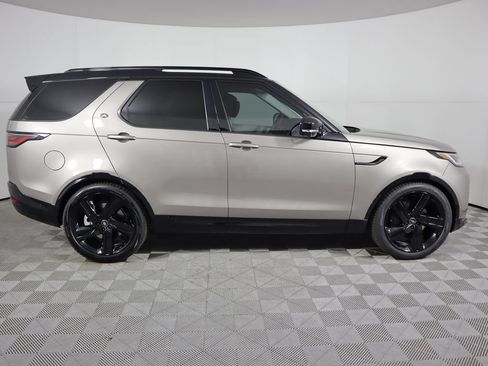 Used 2025 Land Rover Discovery Dynamic SE AWD/4WD image 4
