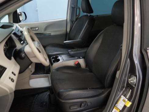 Used 2013 Toyota Sienna SE FWD image 4