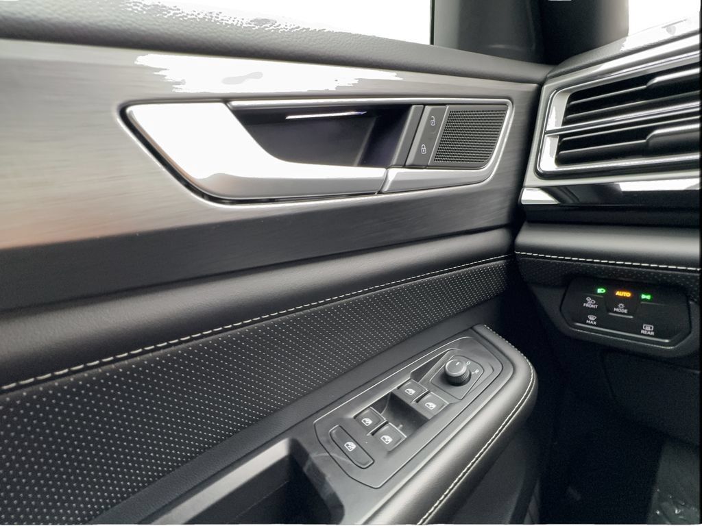 Used 2024 Volkswagen Atlas Cross Sport SE FWD image 47