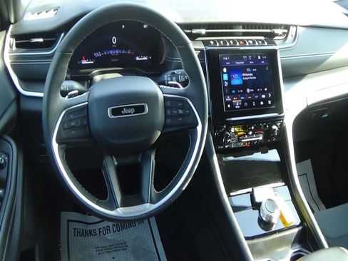 Used 2023 Jeep Grand Cherokee L Laredo image 13