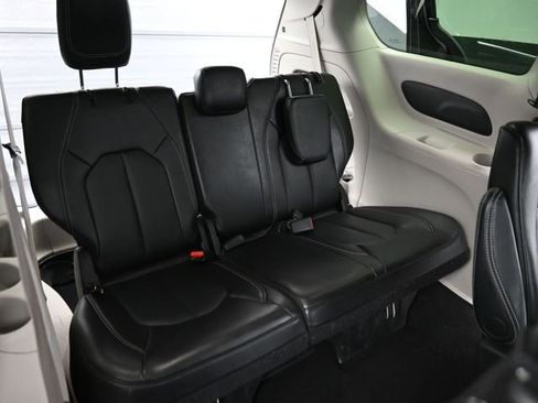 Used 2024 Chrysler Pacifica Touring-L image 9