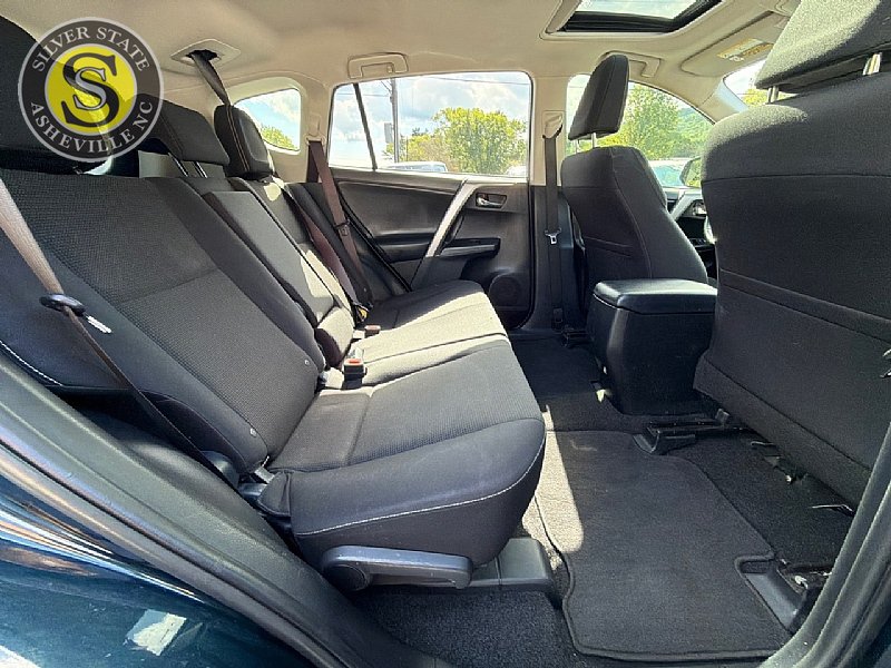 Used 2018 Toyota RAV4 XLE FWD image 17