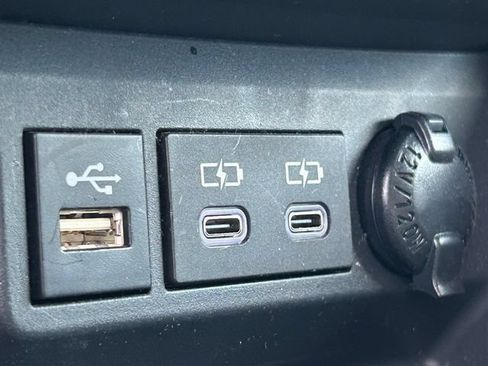 Used 2024 Toyota Highlander XLE FWD image 17