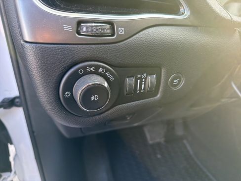 Used 2019 Jeep Cherokee Limited image 7