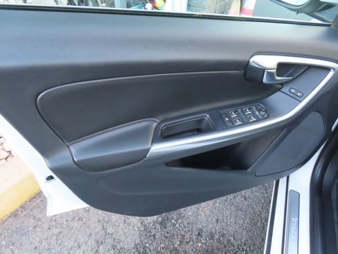 Used 2017 Volvo S60 T5 Inscription Platinum w/ Climate Package image 10