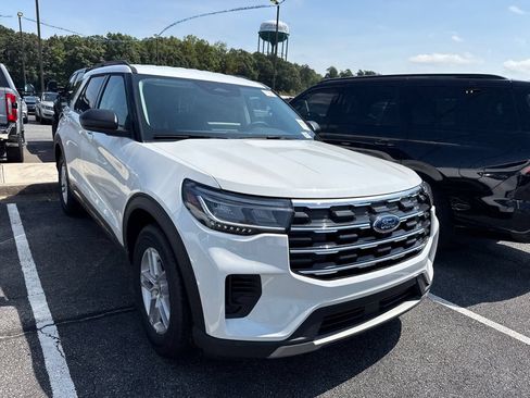 Used 2026 Ford Explorer Active RWD image 3