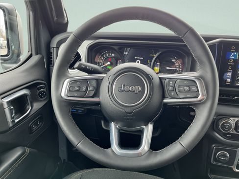 Used 2025 Jeep Wrangler Sahara w/ Safety Group image 28