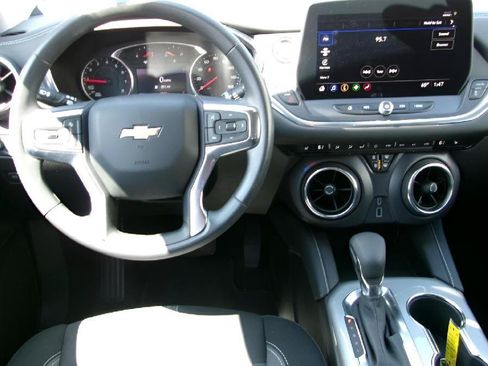 Used 2025 Chevrolet Blazer LT AWD/4WD image 11