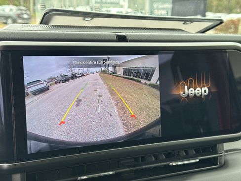 Used 2025 Jeep Wrangler Sahara image 28