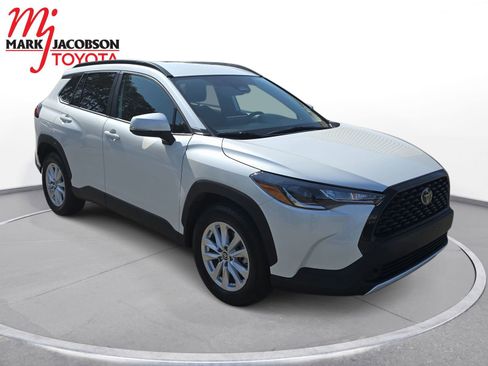 Used 2024 Toyota Corolla Cross LE AWD/4WD image 3