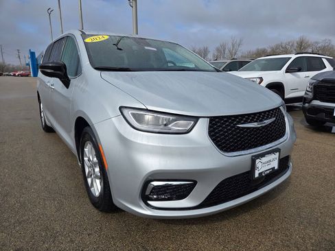 Used 2024 Chrysler Pacifica Touring-L image 1