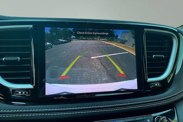 Used 2025 Chrysler Pacifica Limited FWD image 14