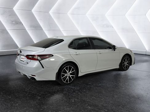 Used 2023 Toyota Camry SE FWD image 4