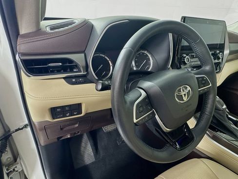 Used 2022 Toyota Highlander Limited FWD image 11
