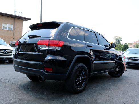 Used 2019 Jeep Grand Cherokee Laredo image 2