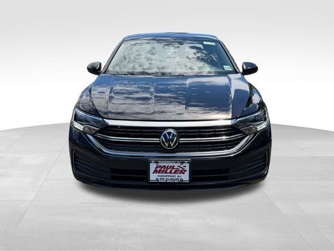 Used 2023 Volkswagen Jetta SE FWD image 2
