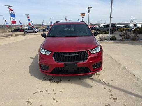 Used 2025 Chrysler Pacifica Limited image 2