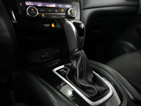 Used 2020 Nissan Rogue SV FWD image 25
