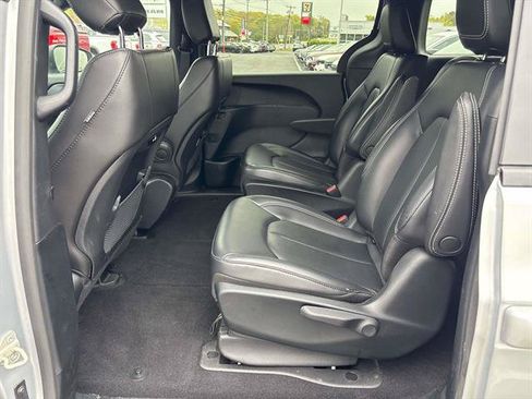 Used 2023 Chrysler Pacifica Touring-L w/ S Appearance Package FWD image 10