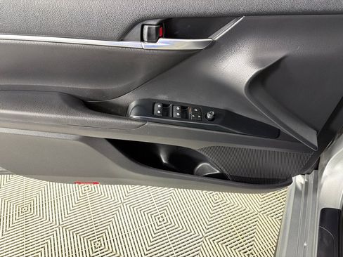 Used 2020 Toyota Camry SE FWD image 11