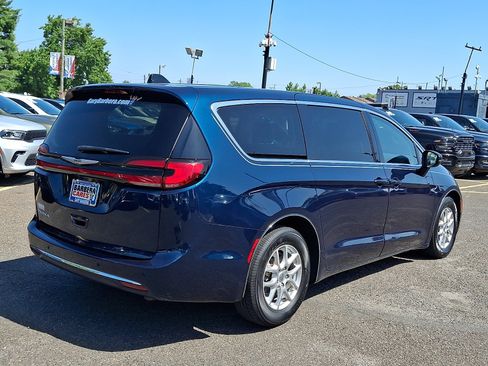 Used 2023 Chrysler Pacifica Touring-L FWD image 6