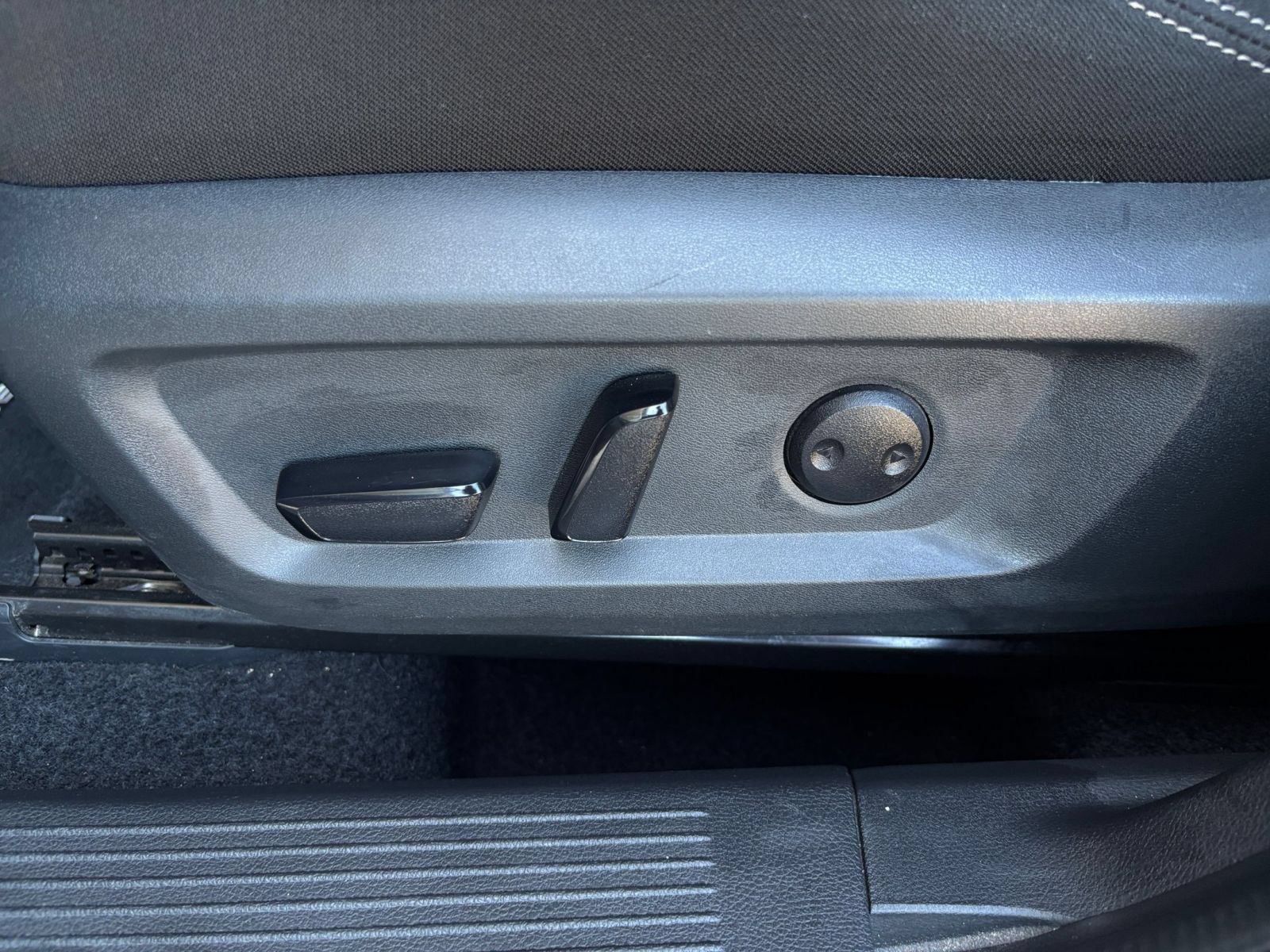 Used 2025 Nissan Rogue SV FWD image 21