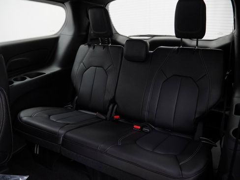 Certified 2025 Chrysler Pacifica Select image 22