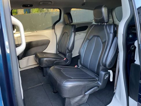Used 2024 Chrysler Pacifica Touring-L FWD image 16