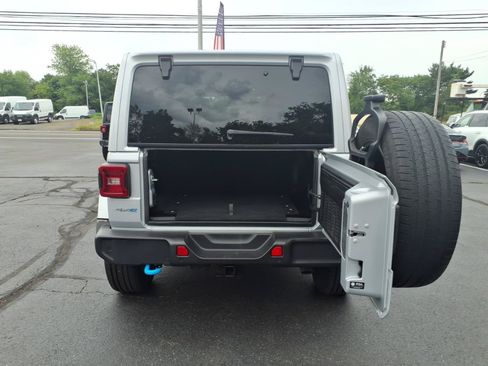 Used 2024 Jeep Wrangler Unlimited Sahara w/ Technology Group AWD/4WD image 7
