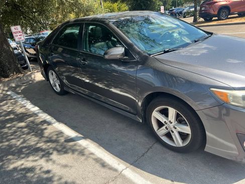 Used 2014 Toyota Camry SE w/ Moonroof Package FWD image 7