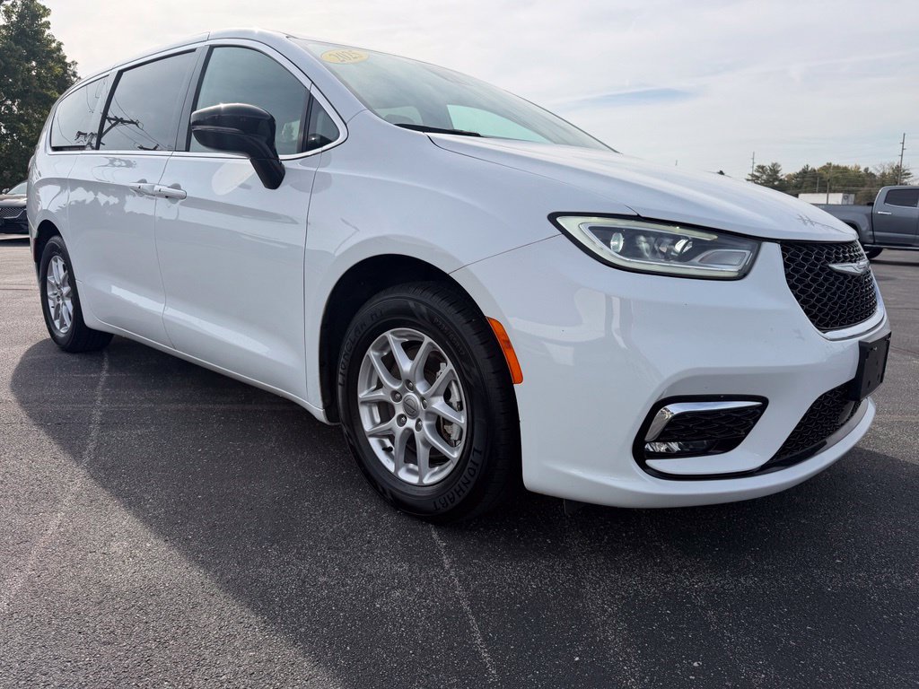 Used 2025 Chrysler Pacifica Select FWD image 3