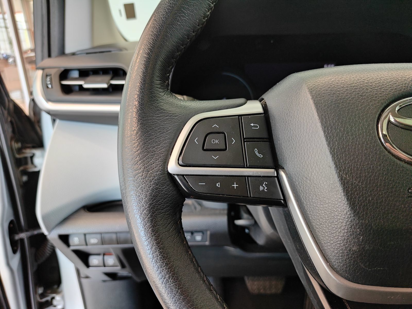 Used 2025 Toyota Sienna XLE FWD image 22