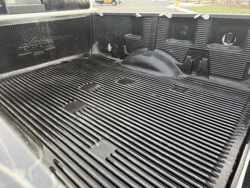 Used 2019 Nissan Titan SV w/ SV Convenience Package image 5