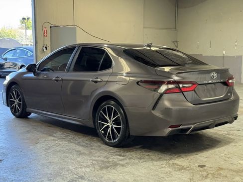 Used 2022 Toyota Camry SE image 2