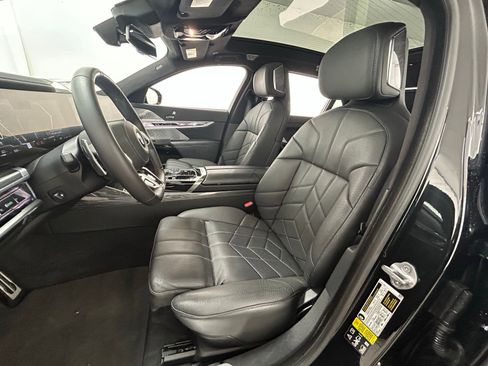 Used 2023 BMW 760i xDrive w/ Executive Package image 28