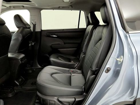 Used 2023 Toyota Highlander XLE AWD/4WD image 21