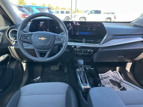 Used 2025 Chevrolet Trax LT FWD image 21