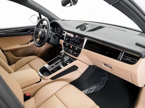 Certified 2025 Porsche Macan AWD/4WD image 23