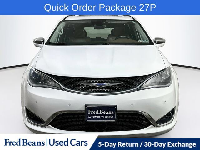 Used 2018 Chrysler Pacifica Limited w/ Tire & Wheel Group FWD image 2