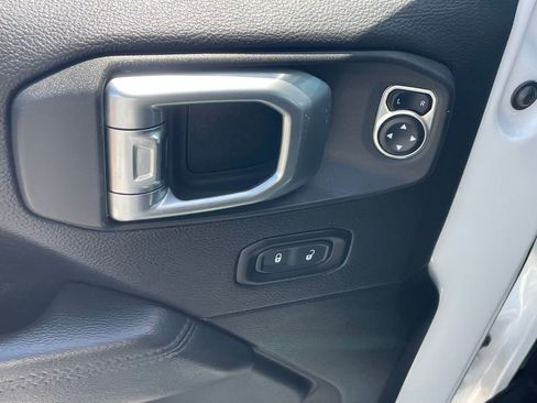 Used 2020 Jeep Wrangler Unlimited Sahara AWD/4WD image 5