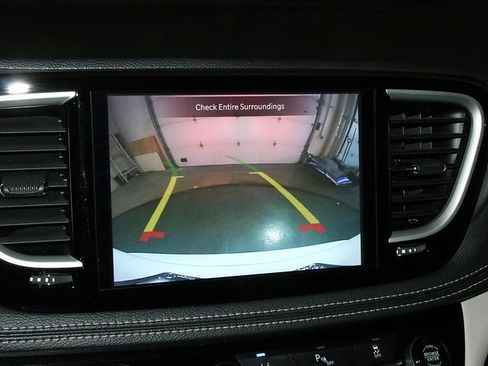 Used 2024 Chrysler Pacifica Select image 22