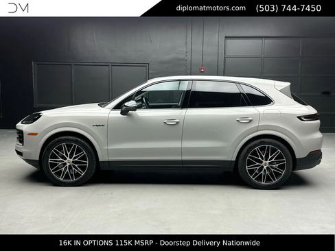 Used 2025 Porsche Cayenne E-Hybrid image 4