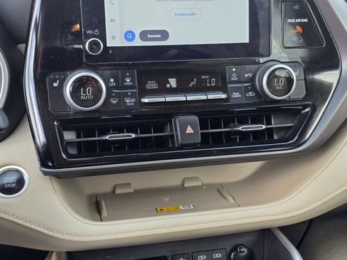 Used 2024 Toyota Highlander XLE FWD image 21