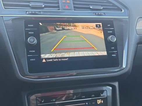Used 2022 Volkswagen Tiguan SE w/ Panoramic Sunroof Package image 23