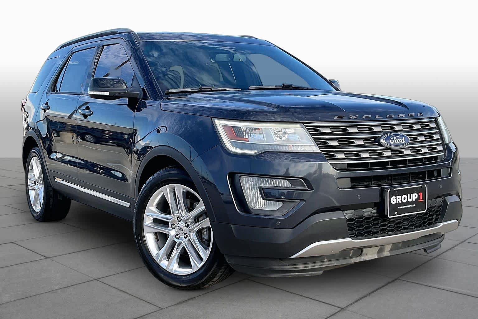 Used 2017 Ford Explorer XLT w/ Equipment Group 202A FWD image 3