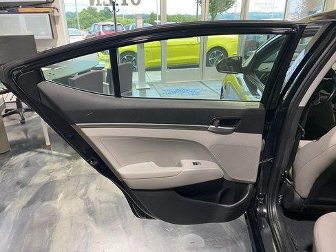 Used 2020 Hyundai Elantra SE FWD image 14
